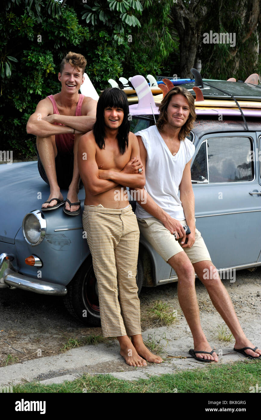 Giovani uomini su un surf safari Byron Bay Australia Foto Stock