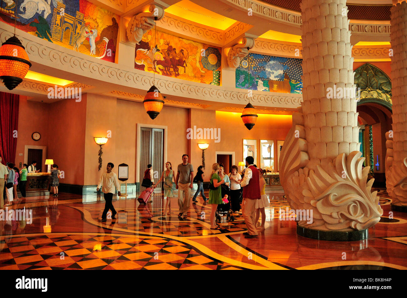 La lobby dell'Hotel Atlantis Palm Jumeirah, Dubai, Emirati Arabi Uniti, in Arabia, in Medio Oriente, Orient Foto Stock