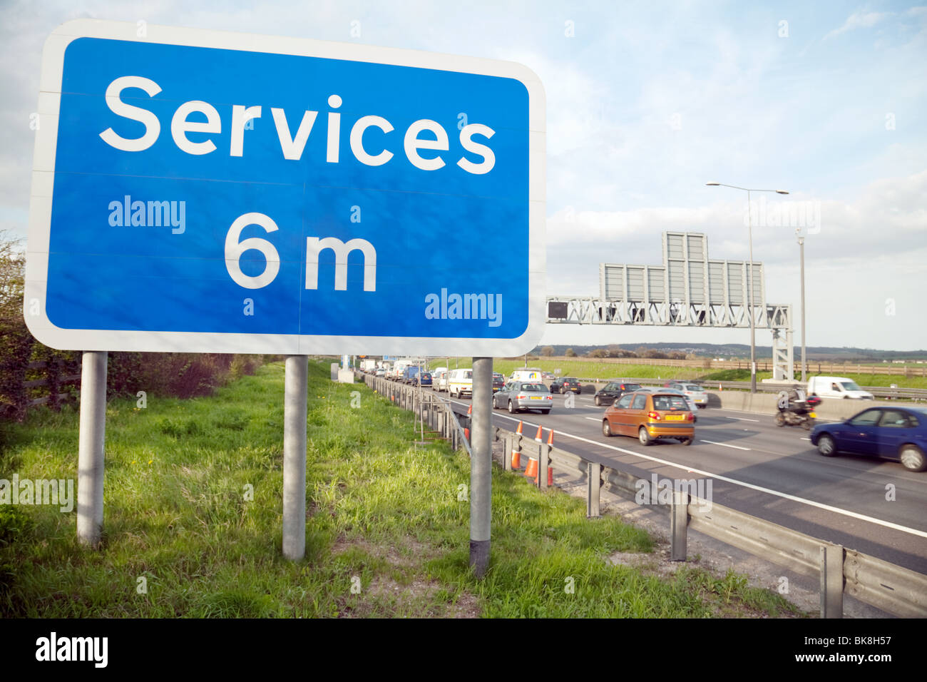 I servizi autostradali segno dal lato del M25 a tre miglia a sud di Dartford Crossing, Kent, Regno Unito Foto Stock