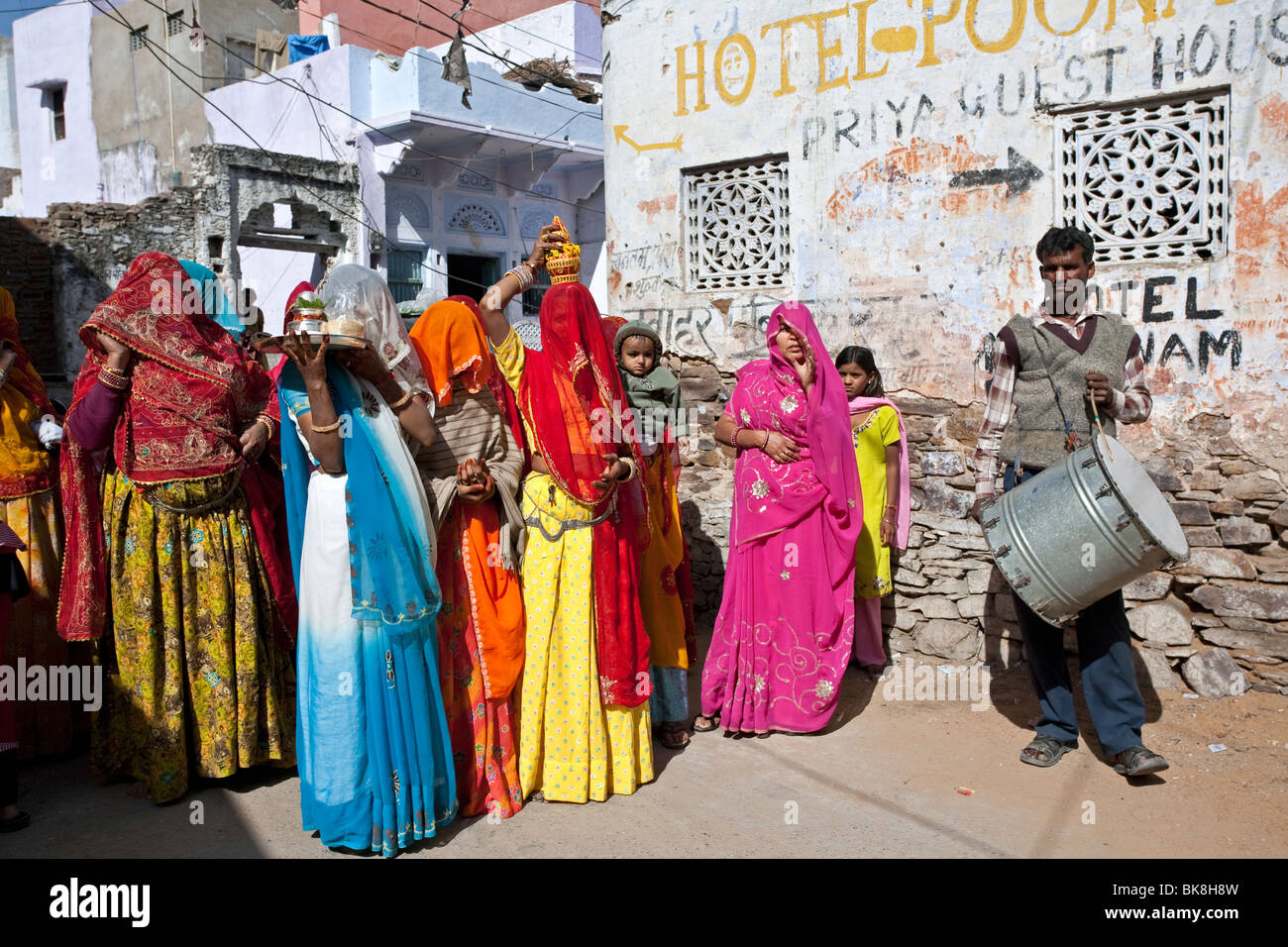 Famiglia parata rituale prima della cerimonia nuziale. Pushkar. Il Rajasthan. India Foto Stock