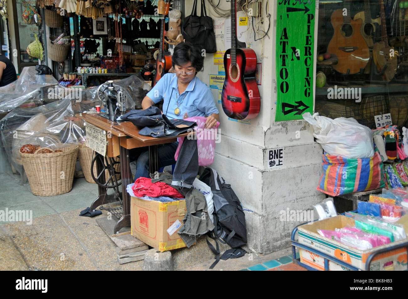 Tailoress lavorando su una strada, Bangkok, Thailandia, Asia Foto Stock