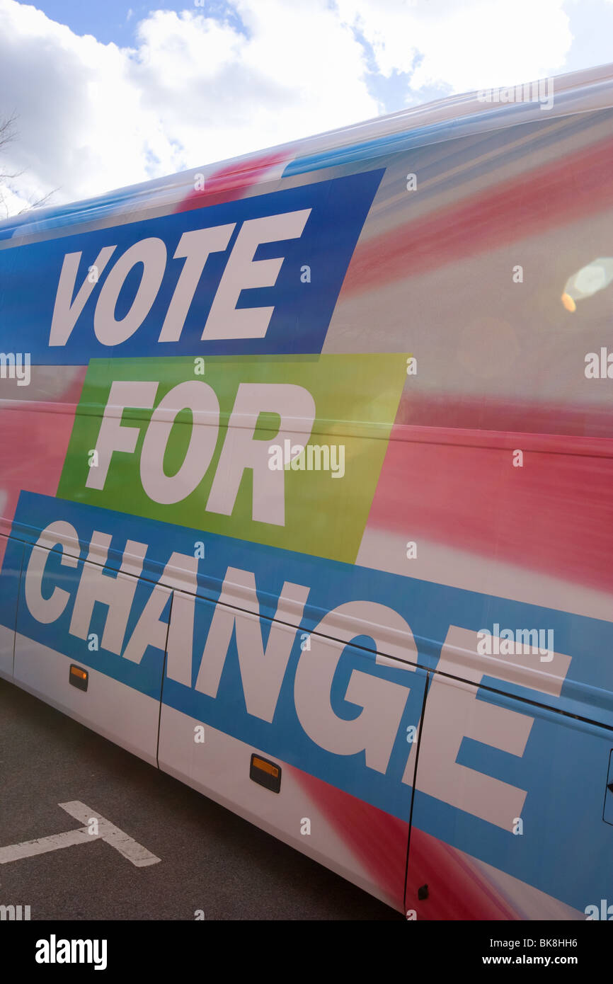 Votare per cambiare slogan sul lato di un partito conservatore bus durante il 2010 campagna elettorale Foto Stock