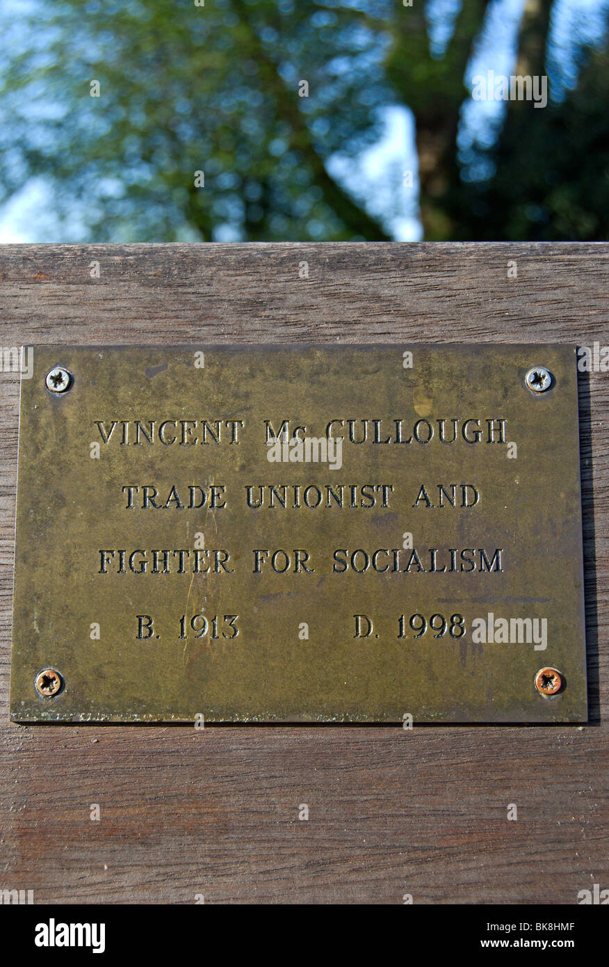 Panca lapide di un sindacalista e 'fighter per il socialismo', nei vescovi park, Fulham, Londra, Inghilterra Foto Stock