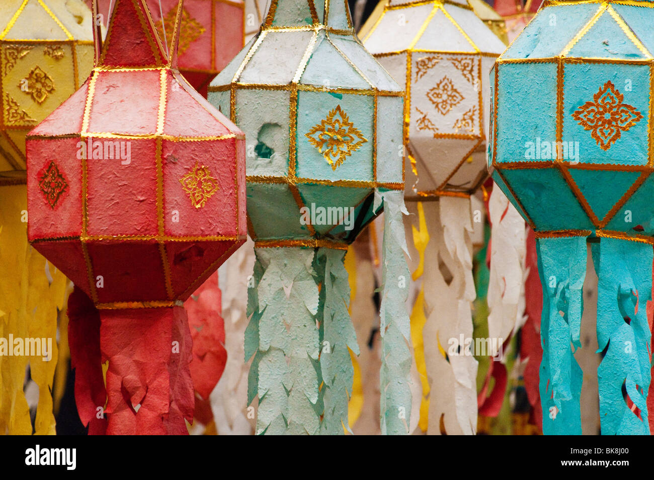 Lanterne di carta al Wat Phan Tao tempio buddista in Chiang Mai, Thailandia. Foto Stock