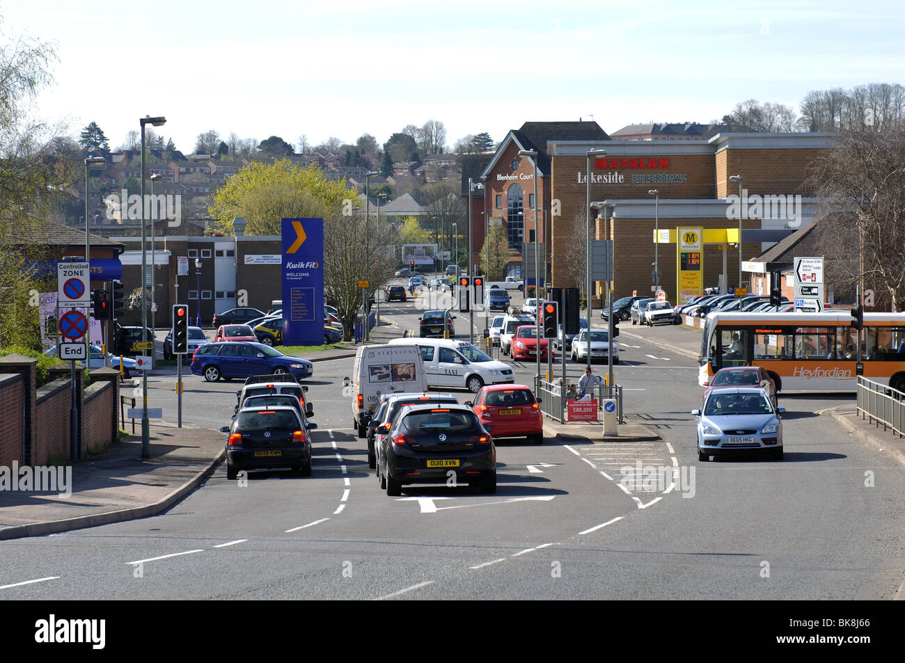 Centro città il traffico nella strada Cherwell, Banbury, Oxfordshire, England, Regno Unito Foto Stock