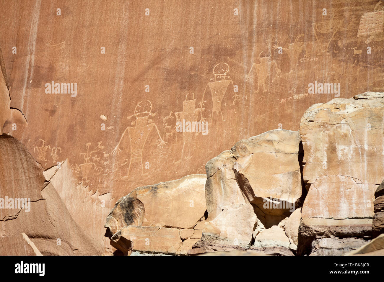 Queste incisioni rupestri vicino il Fruita schoolhouse a Capitol Reef National Park nello Utah, sono state scavate dal popolo di Fremont. Foto Stock