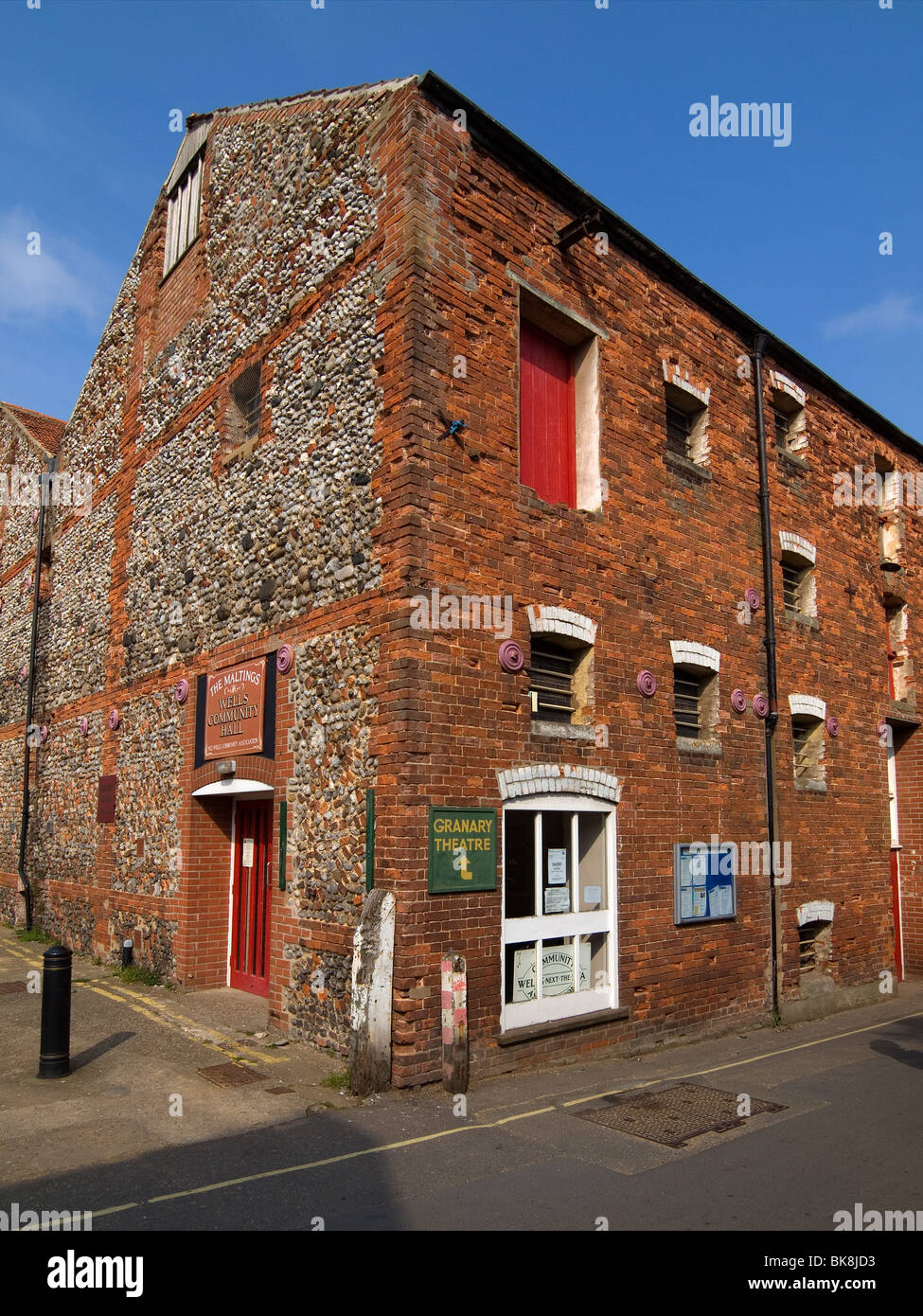 The Maltings Comunità Hall e granaio Theatre nella città di pozzetti accanto il mare NORFOLK REGNO UNITO Foto Stock