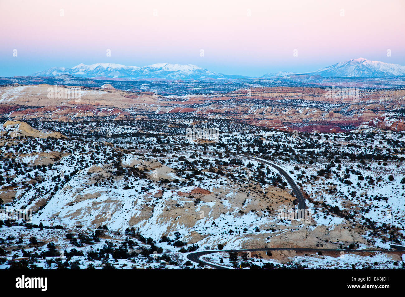 In un punto panoramico su Southern Utah's Scenic Byway 12 mostra il Henry le montagne come sfondo. Foto Stock