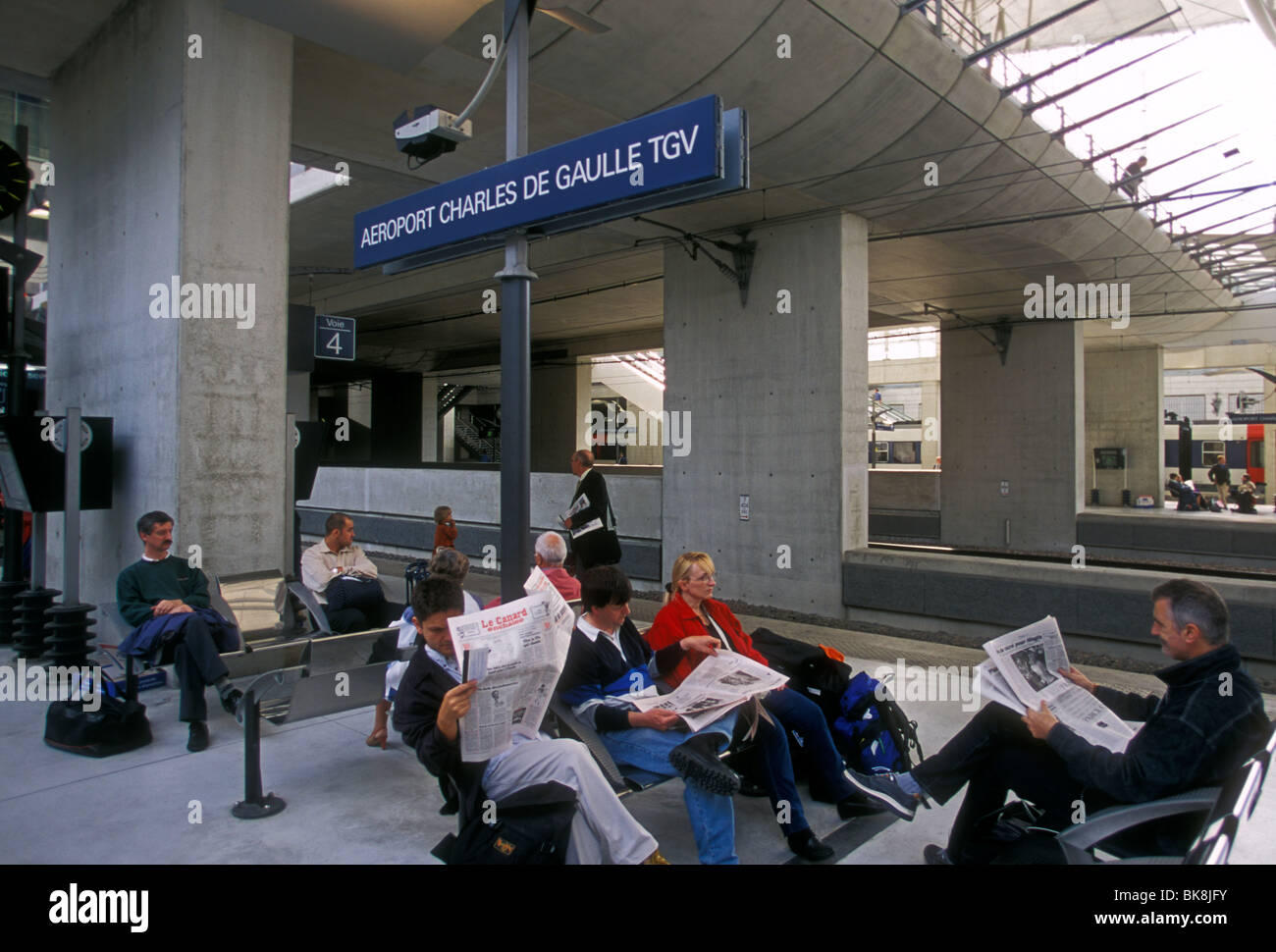 Passeggeri, la piattaforma del treno, stazione ferroviaria, sotto, l'aeroporto internazionale Charles de Gaulle di Parigi e dell' Ile-de-France, Francia, Europa Foto Stock