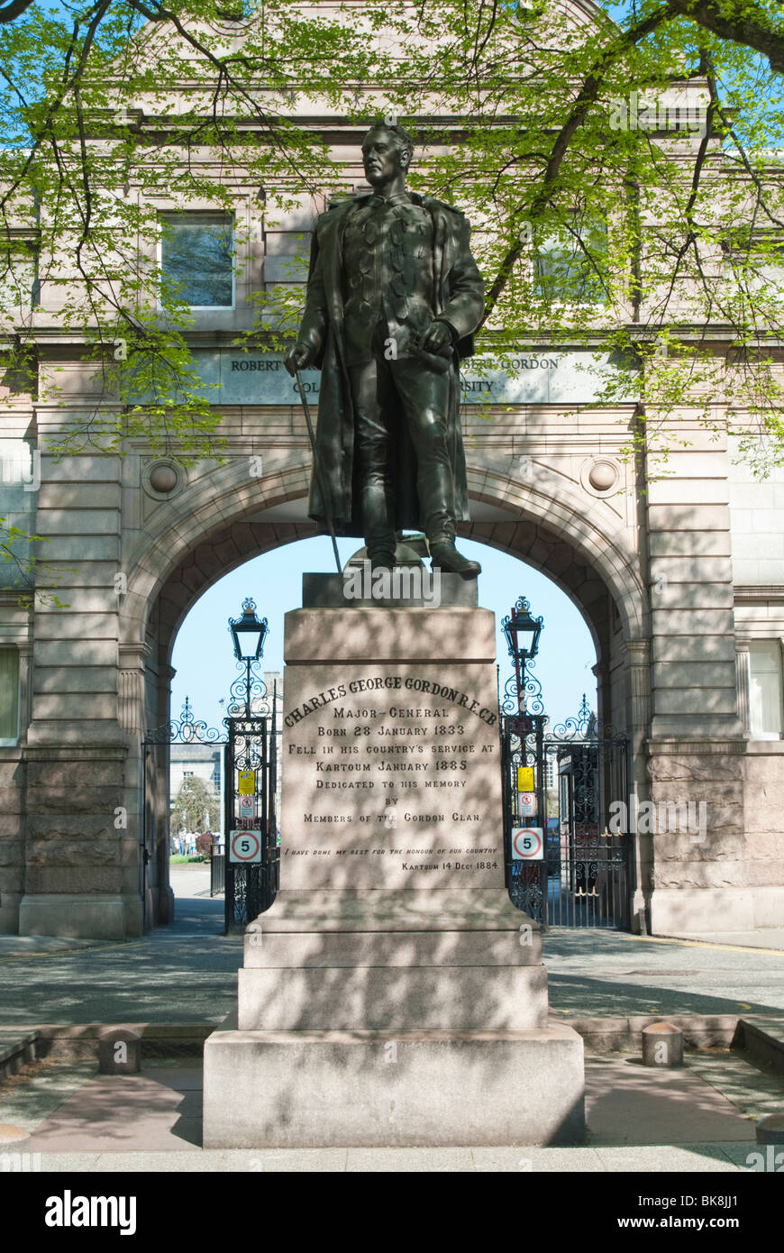 Statua di Charles George Gordon all'ingresso del Robert Gordon College, Aberdeen, Scozia Foto Stock Statua di Charles George Gordon all'ingresso del Robert Gordon College, Aberdeen, Scozia Foto Stock