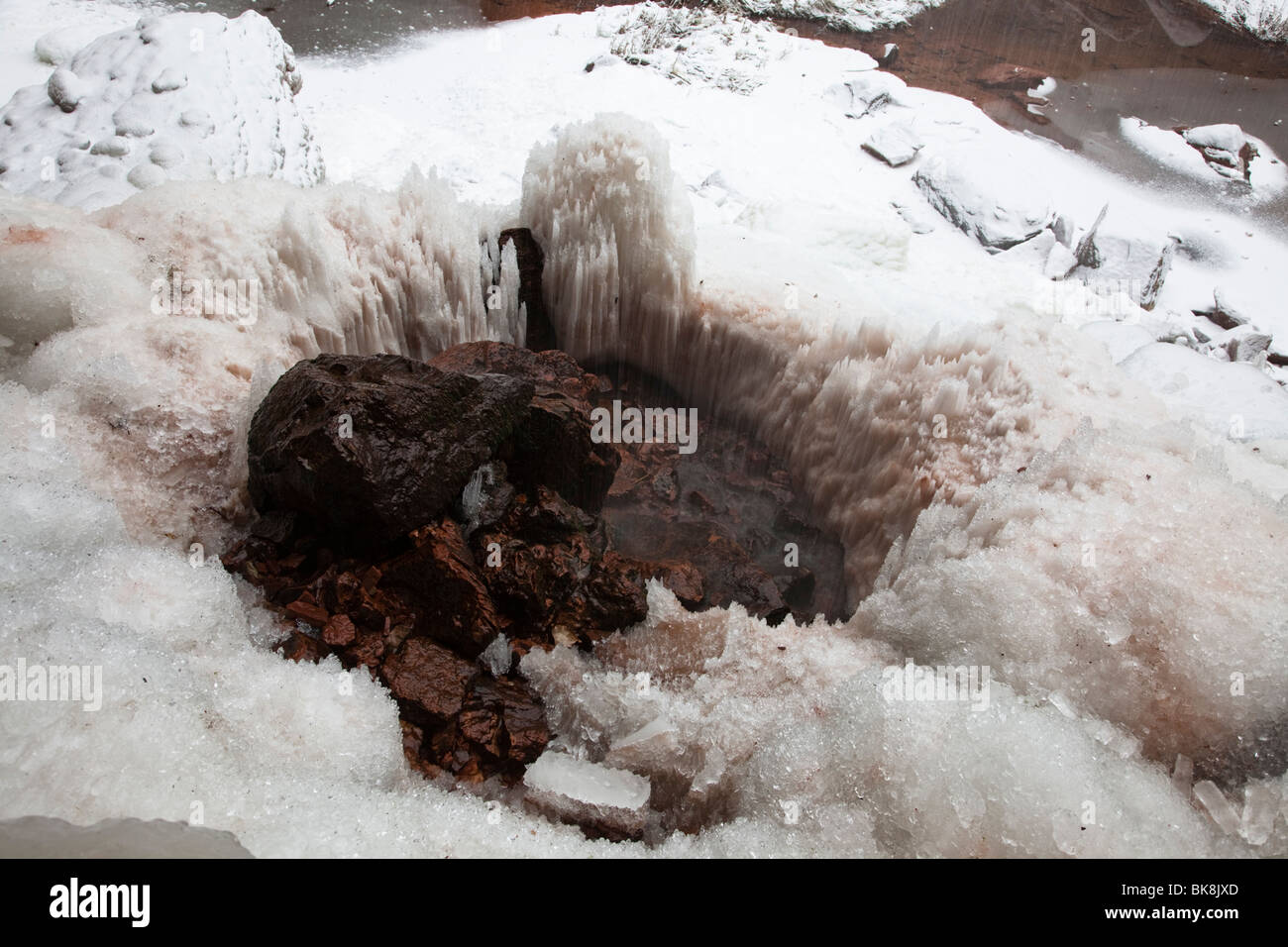 In basso a Emerald pool in Utah meridionale del famoso Parco Nazionale di Zion, l'acqua si infiltra attraverso le scogliere, formando il ghiacciolo-enshr Foto Stock