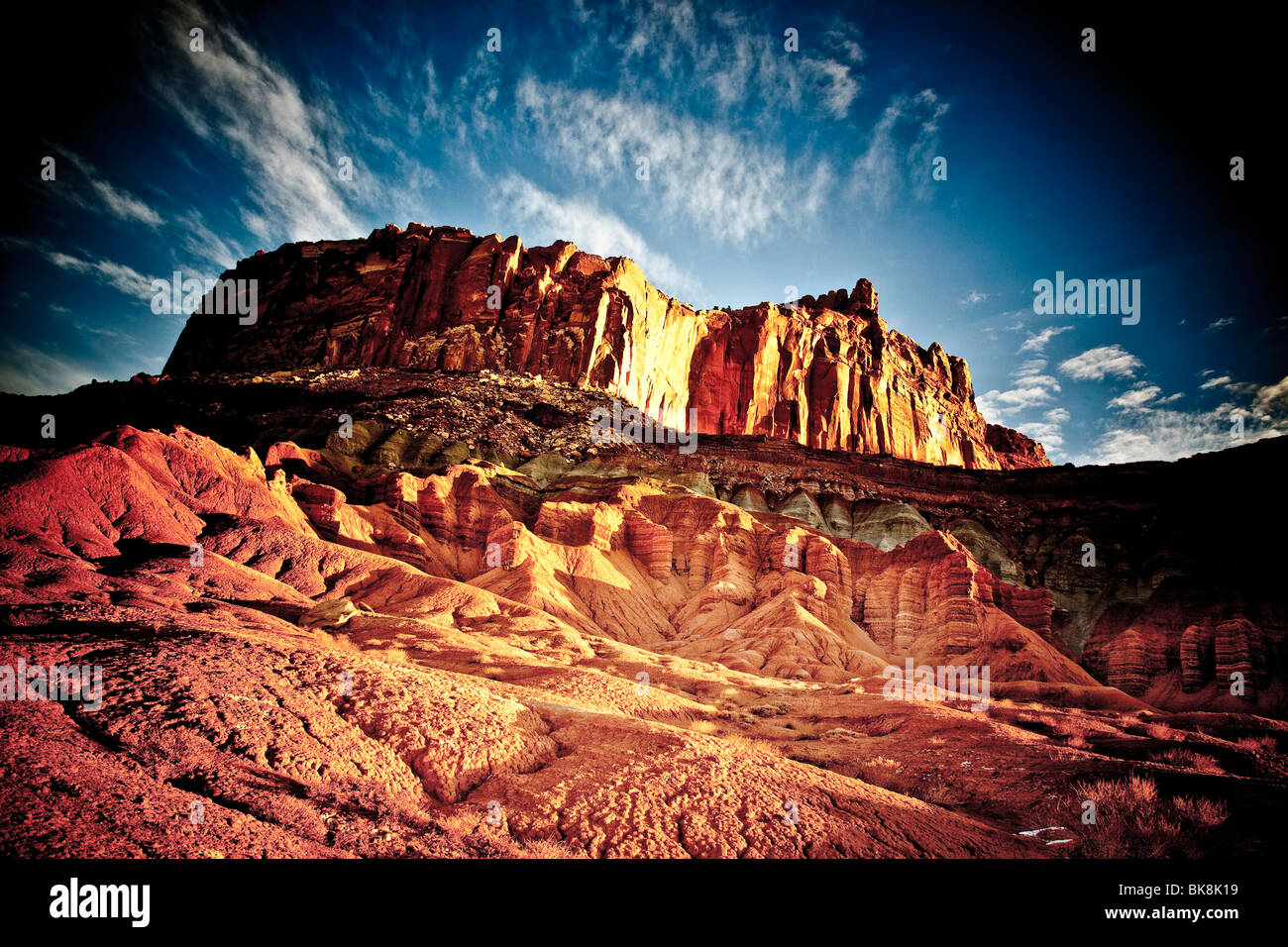 Le formazioni rocciose del Parco nazionale di Capitol Reef nel sud dello Utah glow orange nei primi sunrise luce. Foto Stock