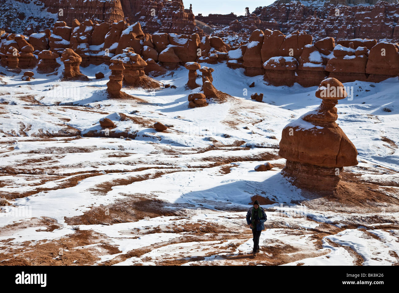 Un turista dal Maryland - Idrissa Abdou - passeggiate attraverso il parco statale Goblin Valley in San Rafael Swell area del sud dello Utah. Foto Stock