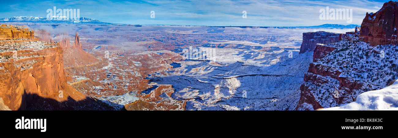 La nebbia galleggianti sui canyon del Parco Nazionale di Canyonlands, Island in the Sky sezione, vicino a Moab, Utah. Foto Stock