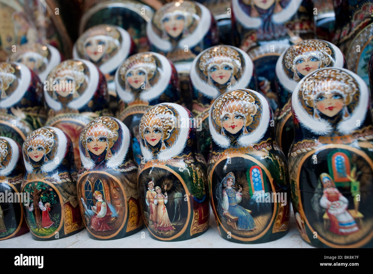 Primo piano, bambole russe in mostra, in vetrina, Peterhof, Parigi, prodotti in legno, negozio di giocattoli Foto Stock