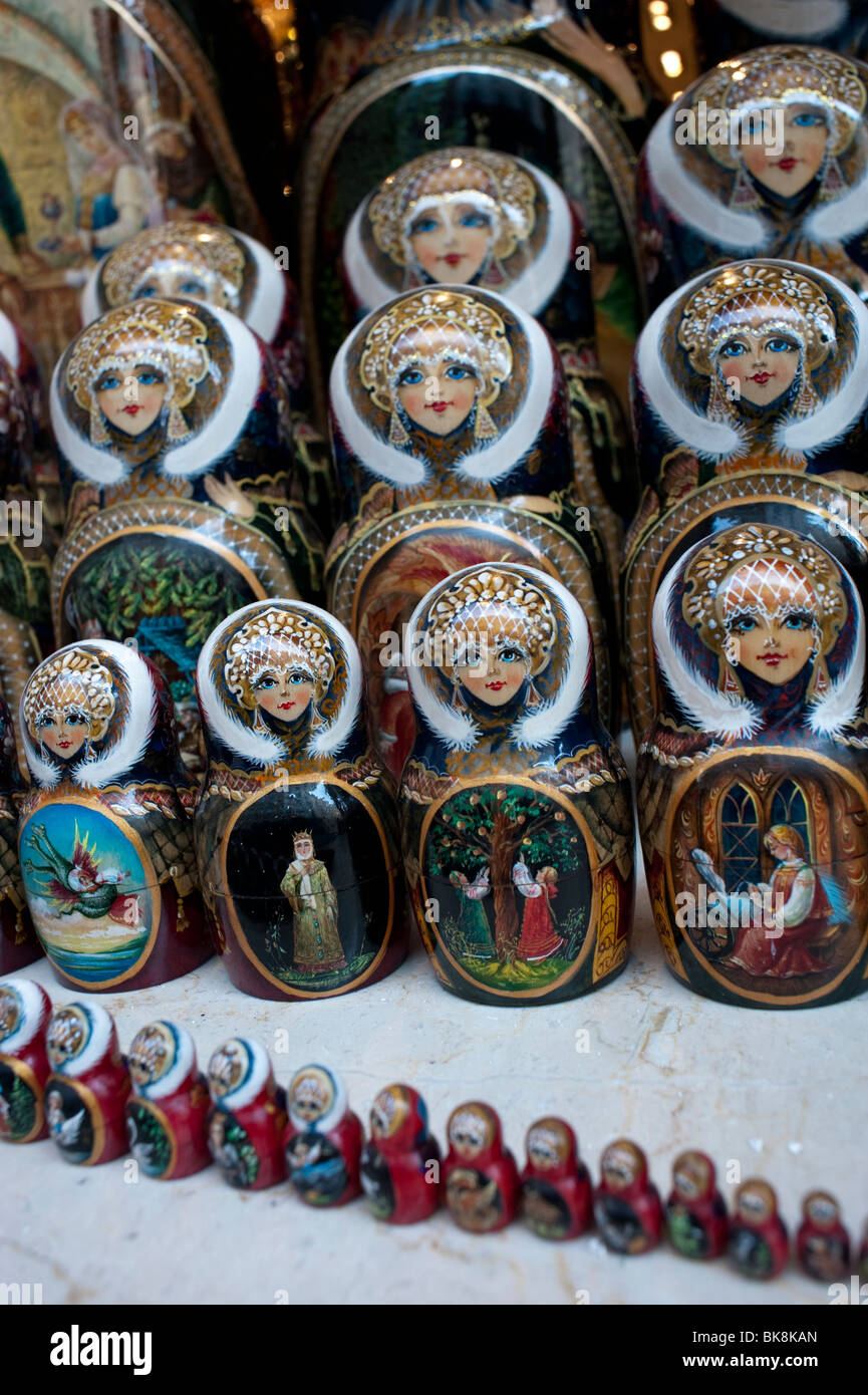 Close up, tradizionale bambole russe sul display, nella vetrina di un negozio, Peterhof, Parigi, Foto Stock