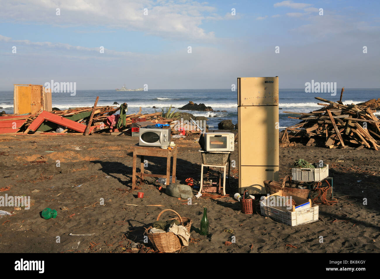 Casa arredamento di una casa distrutta dal terremoto in spiaggia, Cile Foto Stock