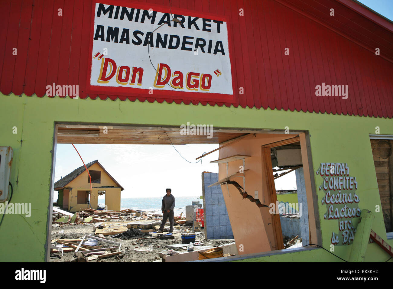 Vista da una finestra casa di case distrutte causata dal terremoto cile Foto Stock