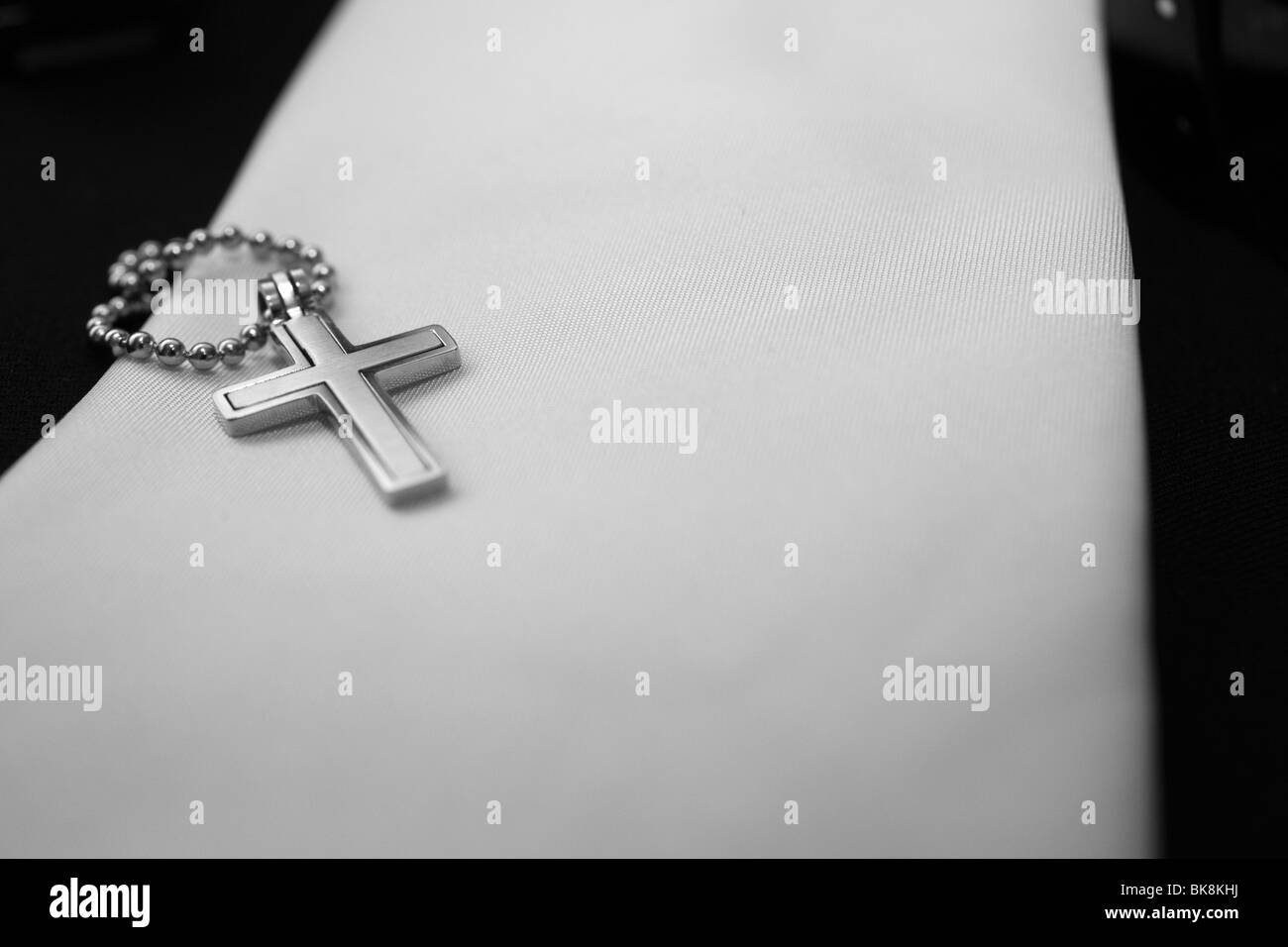 In prossimità di un crocifisso e stallieri cravatta su un giorno di nozze Foto Stock