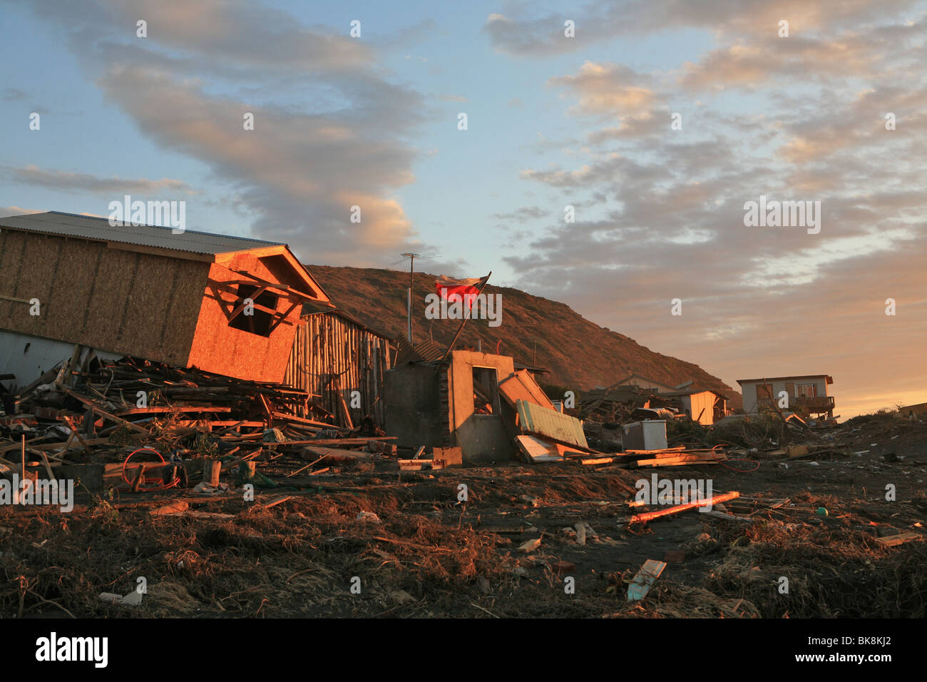 Nel tardo pomeriggio vista di una casa distrutta dal terremoto in Cile Foto Stock