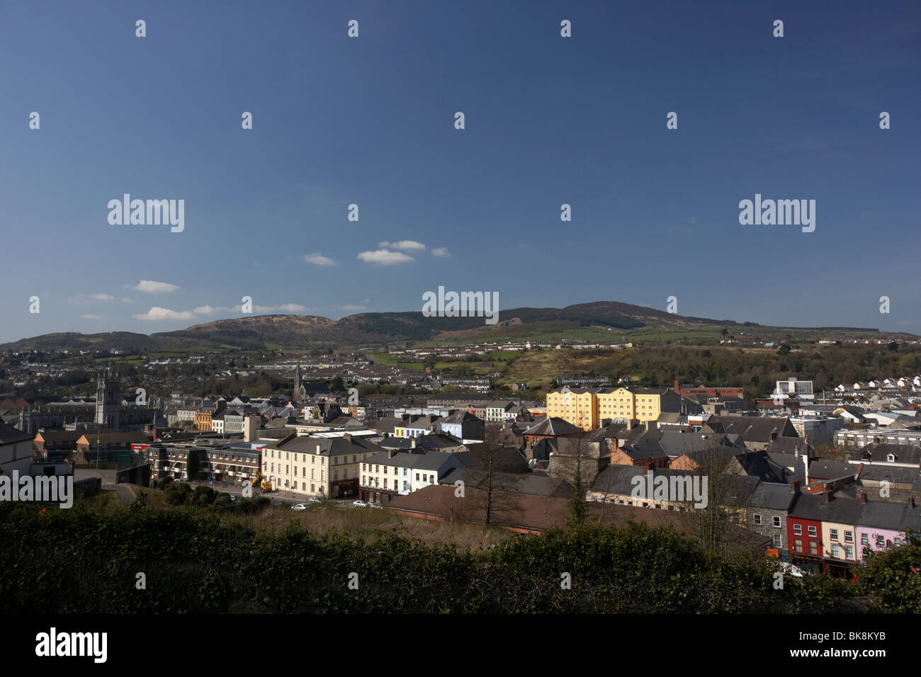 Guardando verso il basso dal patibolo collina a Newry Town Center contea di Down Irlanda del Nord Regno Unito Foto Stock