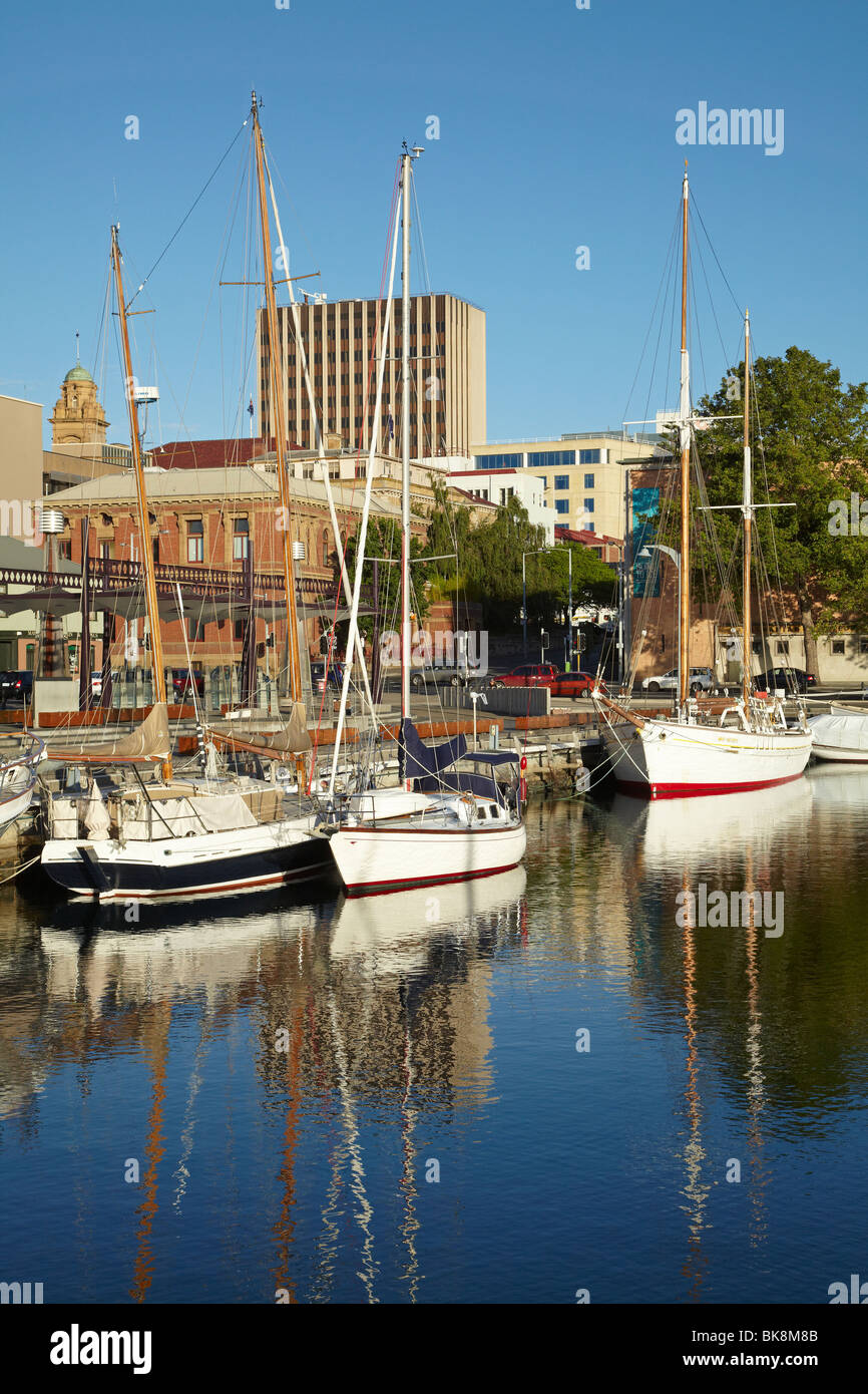 Yacht e il CBD di Hobart riflessa nella Constitution Dock, Hobart, Tasmania, Australia Foto Stock