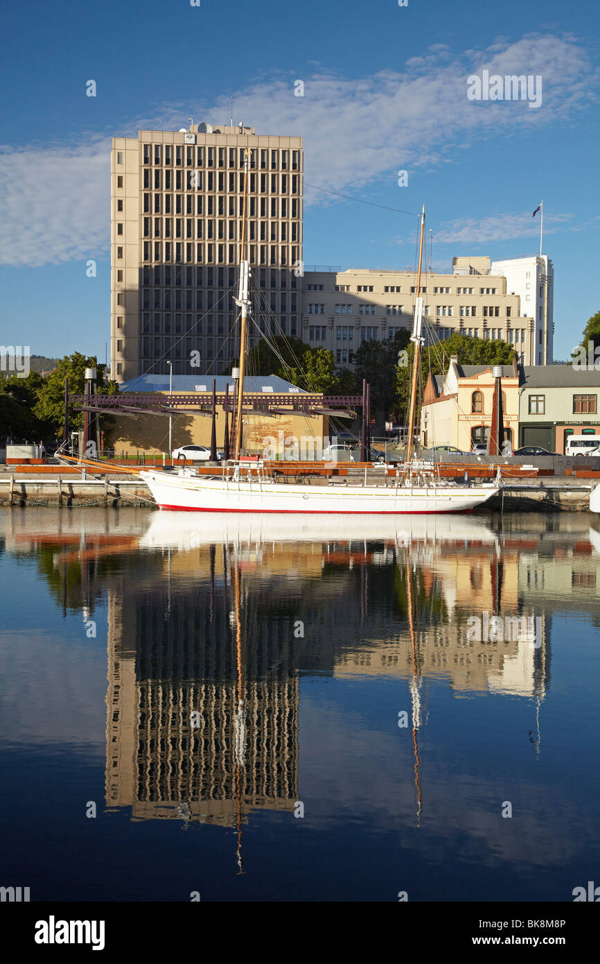 Yacht e il CBD di Hobart riflessa nella Constitution Dock, Hobart, Tasmania, Australia Foto Stock