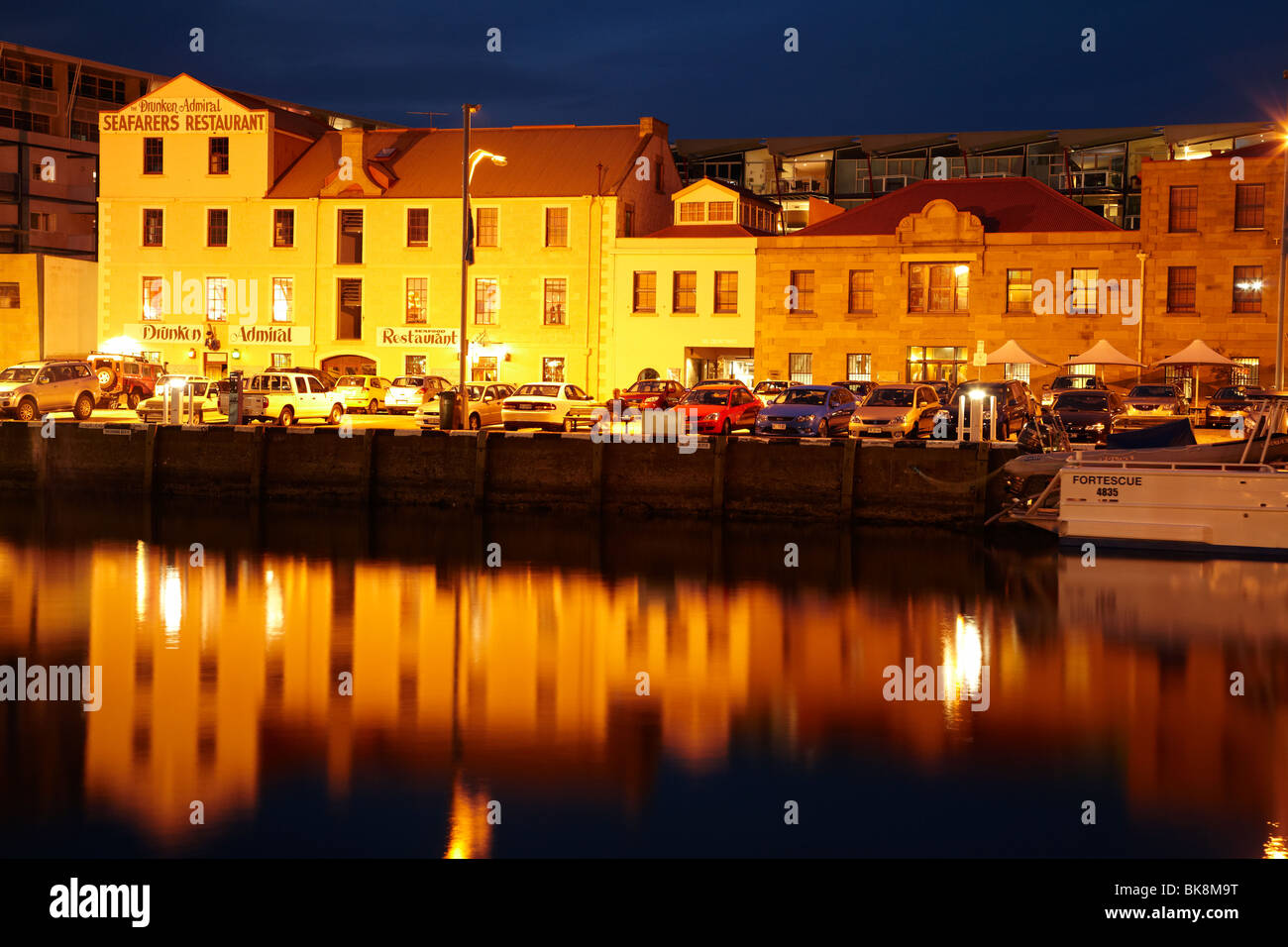 Il Drunken Admiral Pub e gli edifici storici, Hunter Street, riflessa in Victoria Dock, Hobart, Tasmania, Australia Foto Stock