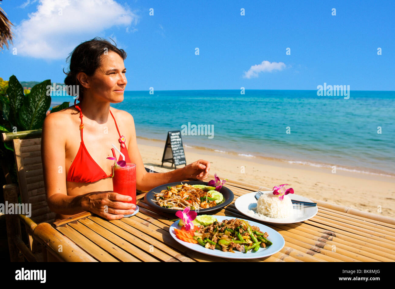 La donna e la tipica cucina tailandese in un ristorante sulla spiaggia, Thailandia, Asia Foto Stock