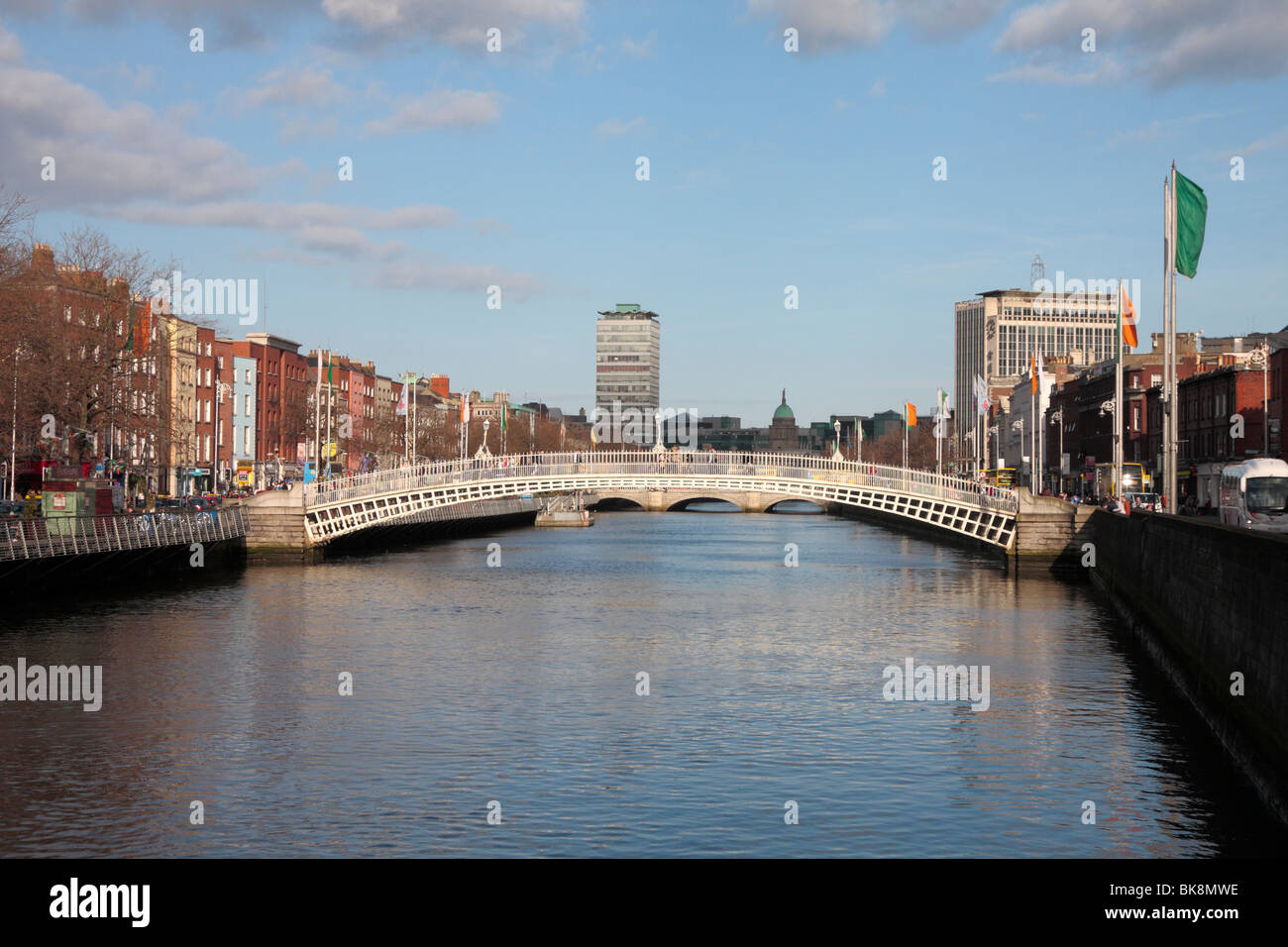 La H'apenny ponte sul fiume Liffey nel centro della città di Dublino e la Liberty Hall in background in Irlanda Foto Stock