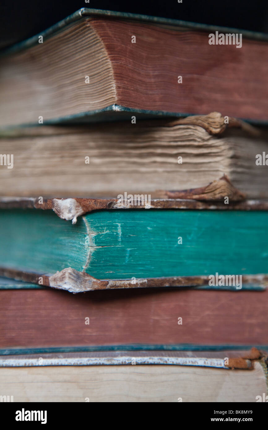 Close-up di una pila di libri antichi Foto Stock