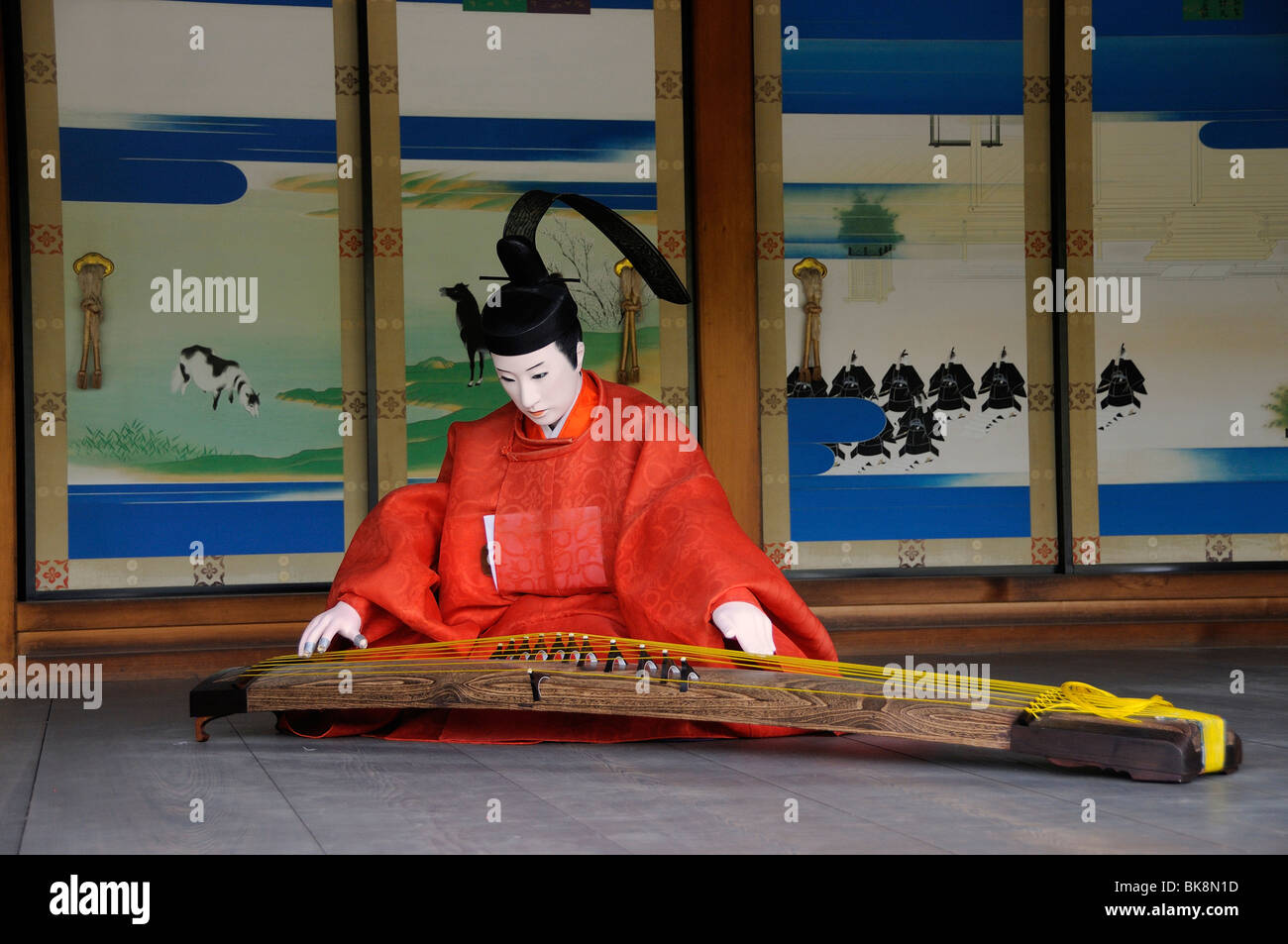 Musicista, marionette suonare il koto, una cetra incordatura in seta, apertura del Palazzo Imperiale al pubblico due volte un sì Foto Stock
