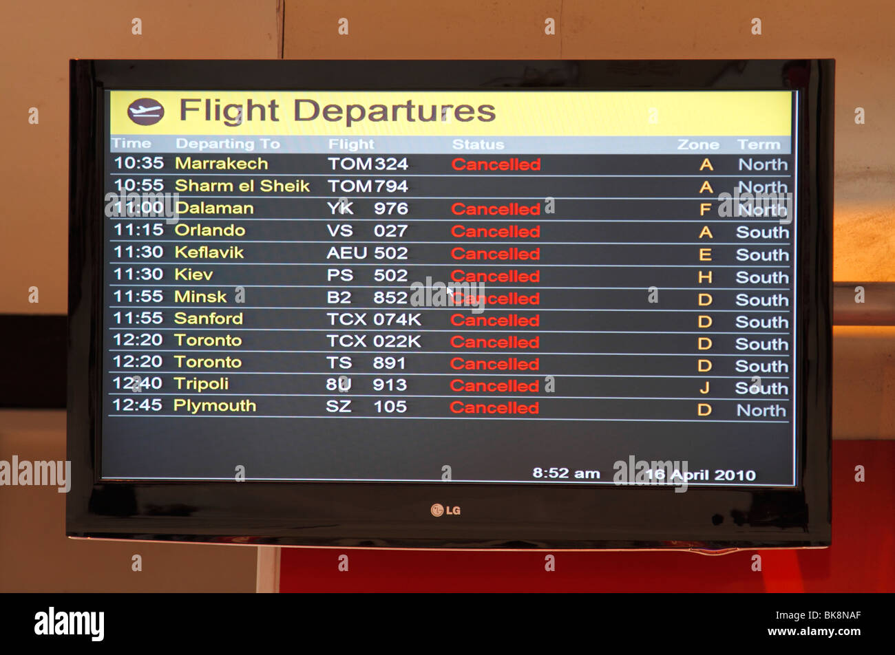 Pensione a London Victoria Station mostra tutti Gatwick voli annullati a causa della eruzione Islanda vulcano Eyjafjallajoekull Foto Stock