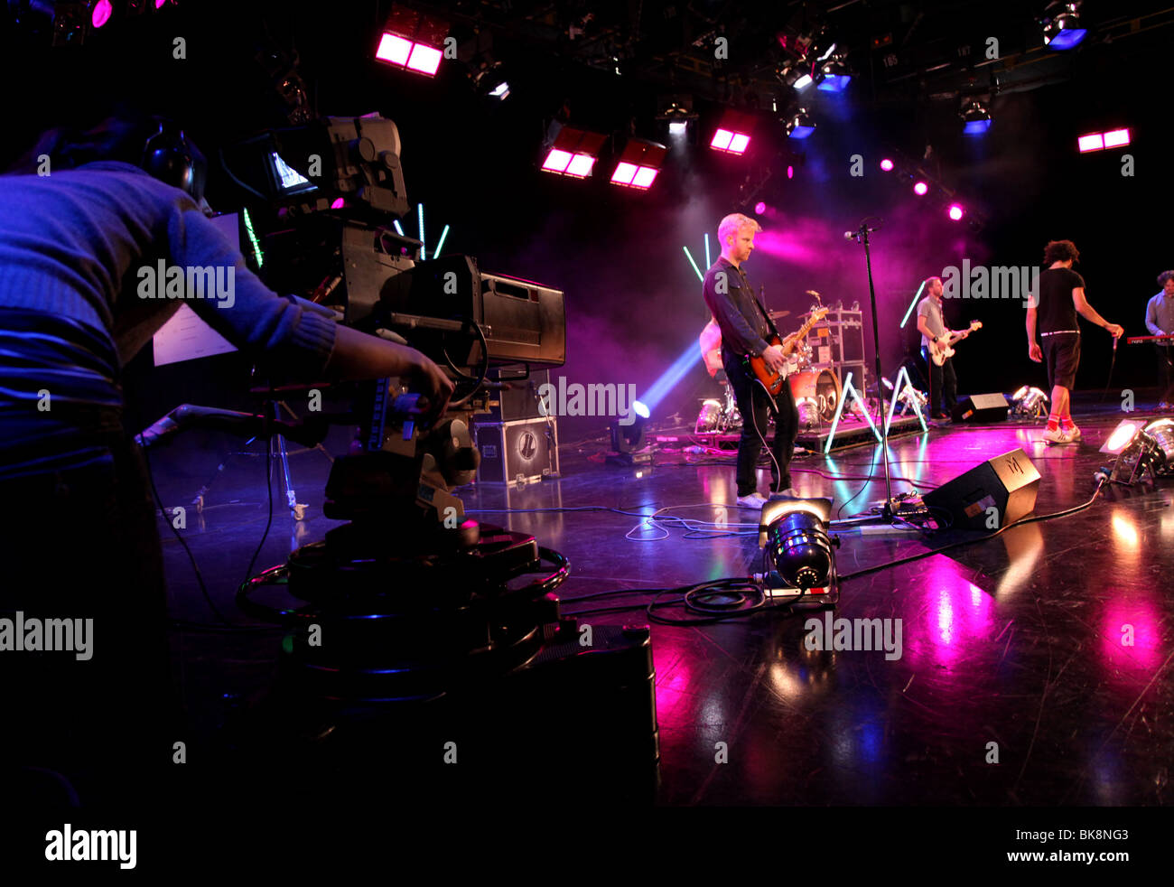 Pop band di eseguire presso la BBC Television Studios Foto Stock
