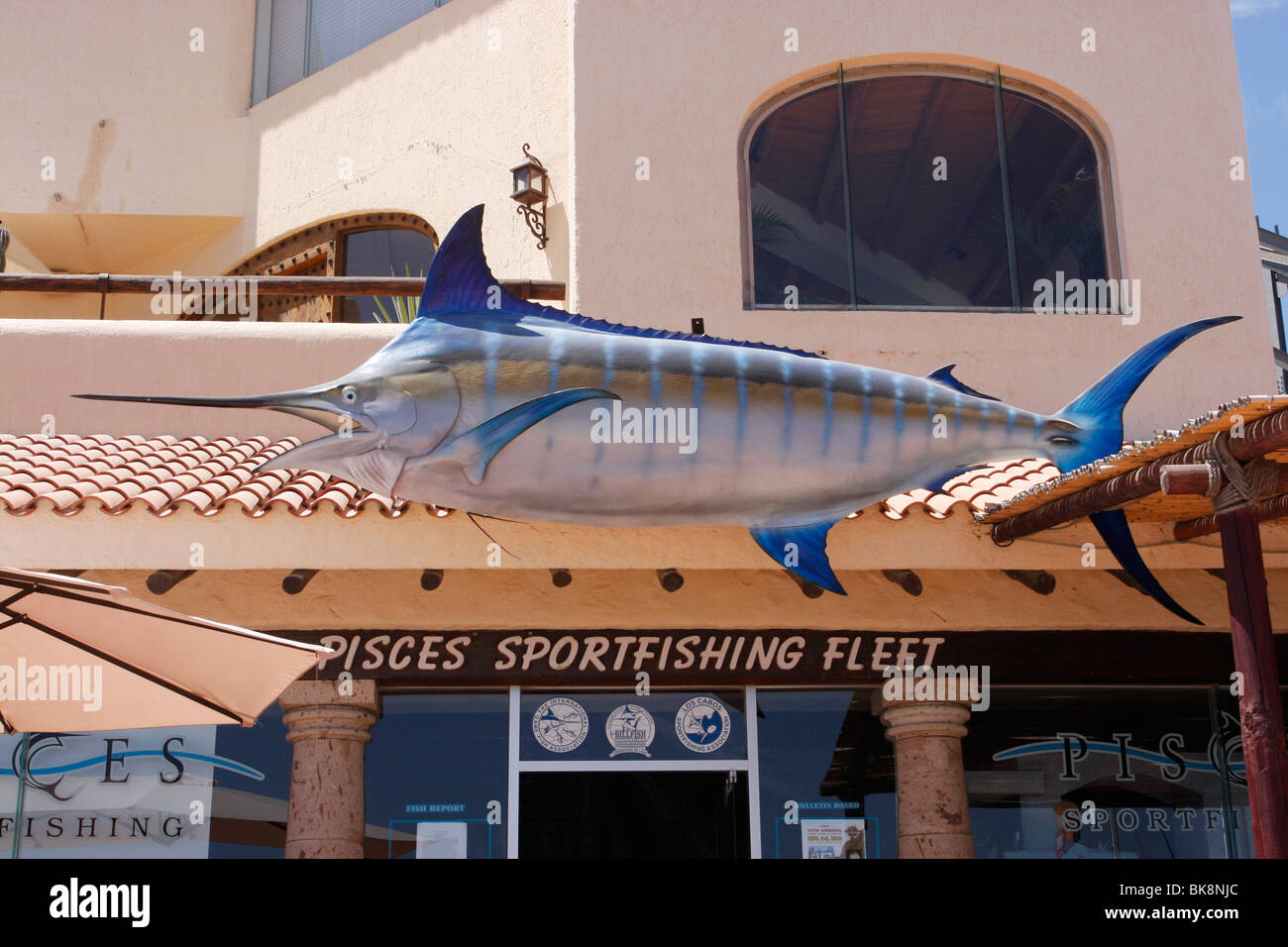 Marlin segno di pesce al di fuori di un ristorante di pesce a Cabo San Lucas marina,,Baja California, Messico. Foto Stock