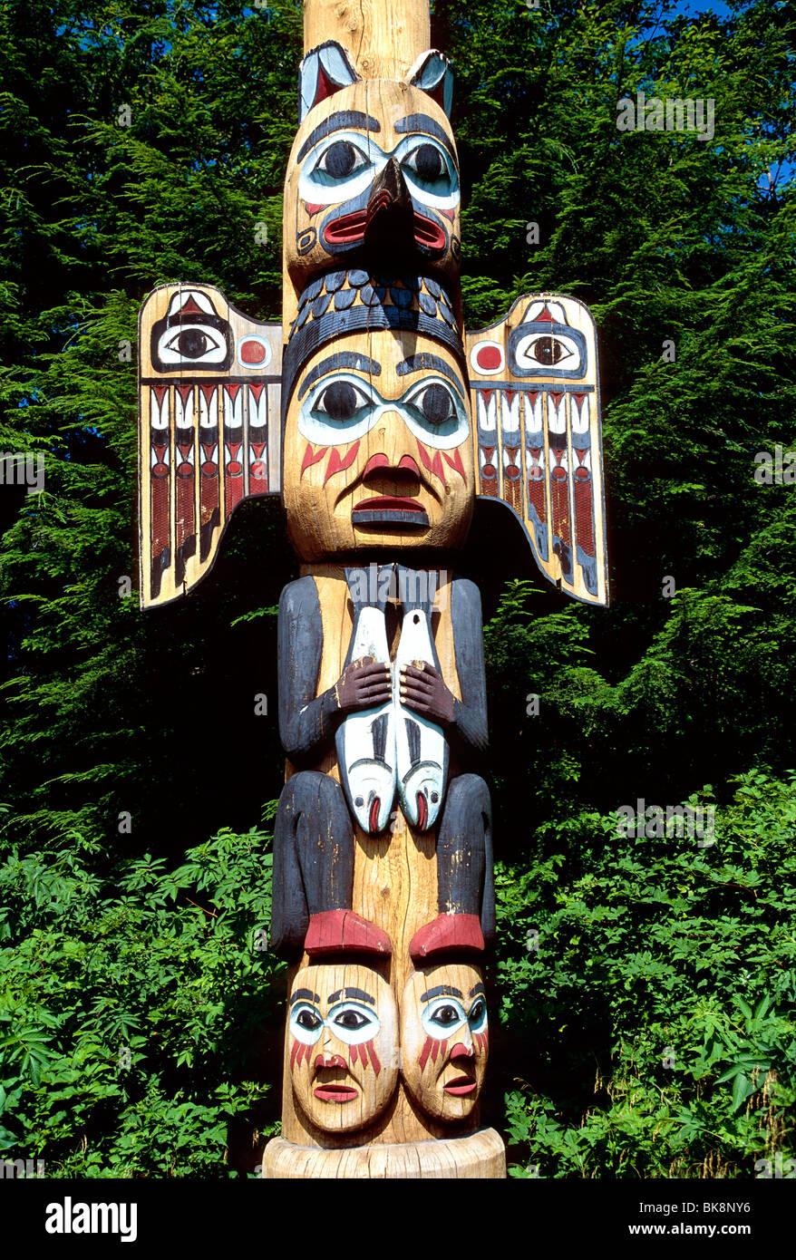 Totem ansa storico stato Park, Nationall Tongass Forest, Ketchikan, Alaska. Native American Indian carving in un registro di cedro. Foto Stock