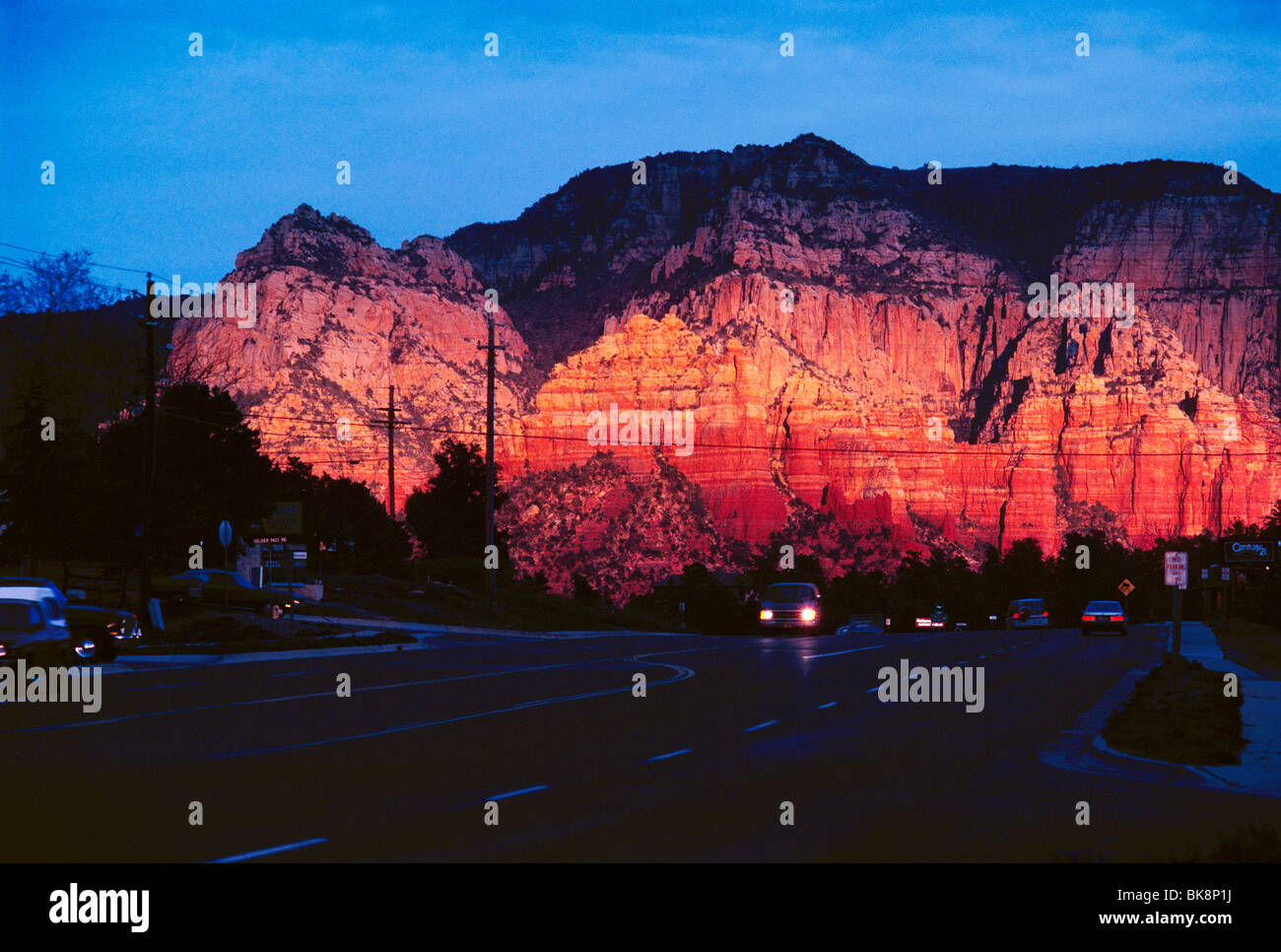 Tramonto sulla Rt. 89 attraverso Sedona, in Arizona, USA, Munds Mountain e rocce rosse al di là Foto Stock