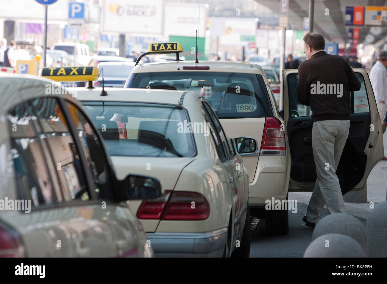 Il passeggero entrando in un taxi in attesa, l'aeroporto di Francoforte, Hesse, Germania, Europa Foto Stock
