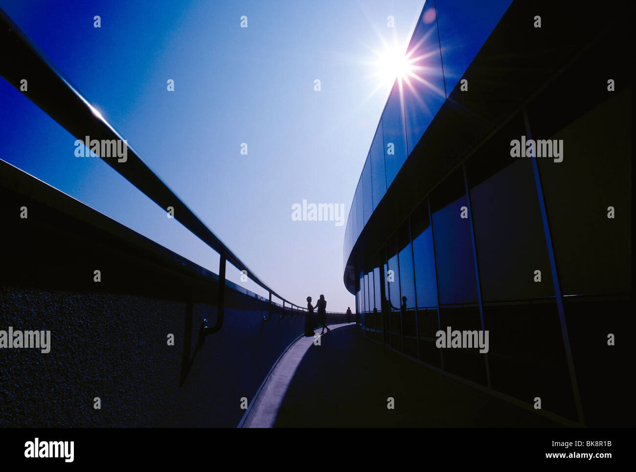 Due donne di business in piedi al di fuori su un balcone di un ufficio aziendale edificio nel sud della California, Stati Uniti d'America Foto Stock
