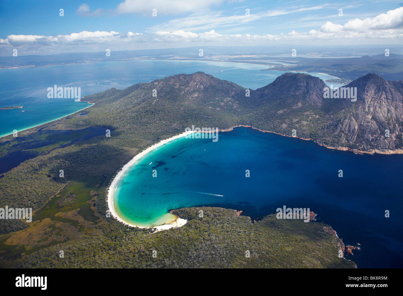 Wineglass Bay e pericoli, Parco Nazionale di Freycinet, Penisola di Freycinet, Est della Tasmania, Australia - aerial Foto Stock