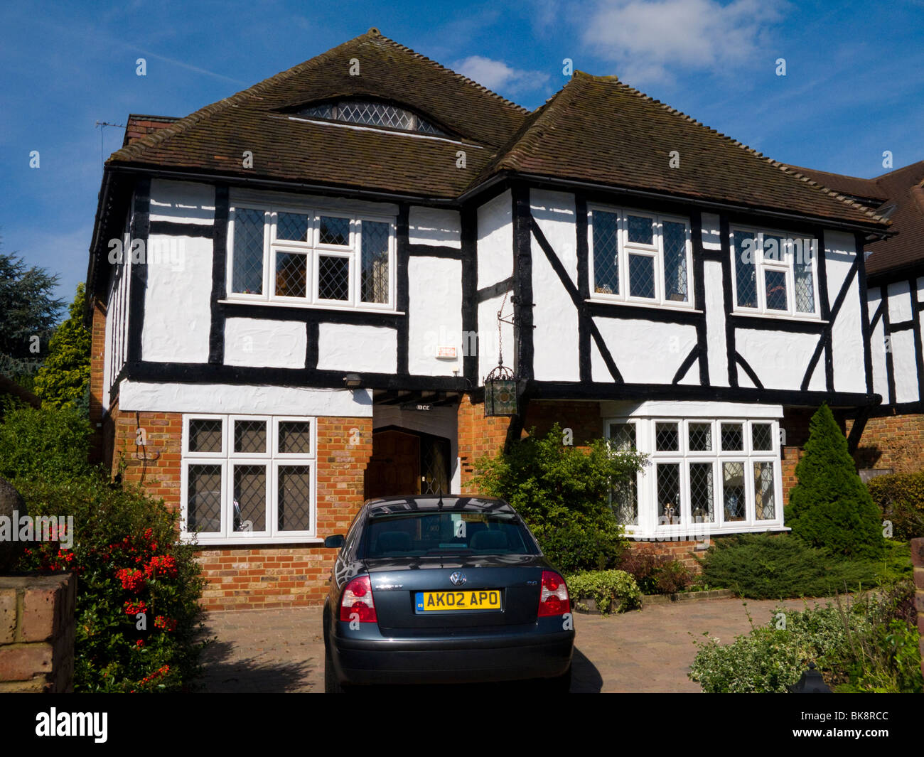 Mock Tudor in bianco e nero degli anni trenta con garage casa e un drive, in Esher, Surrey. Regno Unito. Fotografia scattata in una giornata di sole con sole e cielo blu. Foto Stock