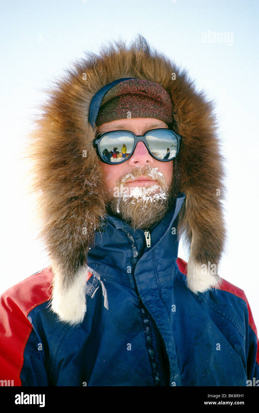 Viaggiatori avventurosi Brent Boddy su un dogsled expedition tra Iqaluit e porto lacuale sull Isola Baffin, Nunavut, Canada Foto Stock
