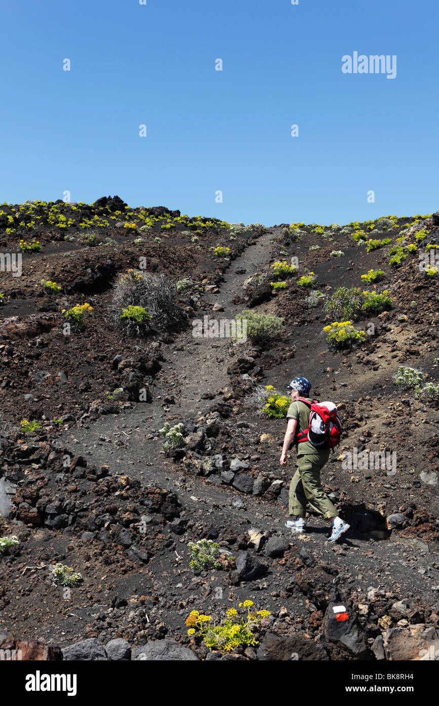 Donna con uno zaino su un sentiero vicino al vulcano Teneguía, La Palma Isole Canarie Spagna, Europa Foto Stock