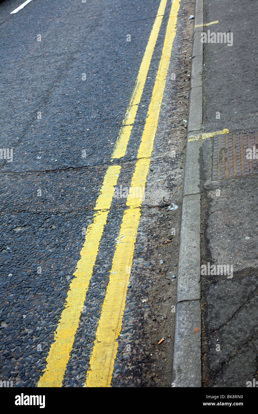 Doppio giallo linee. Foto Stock