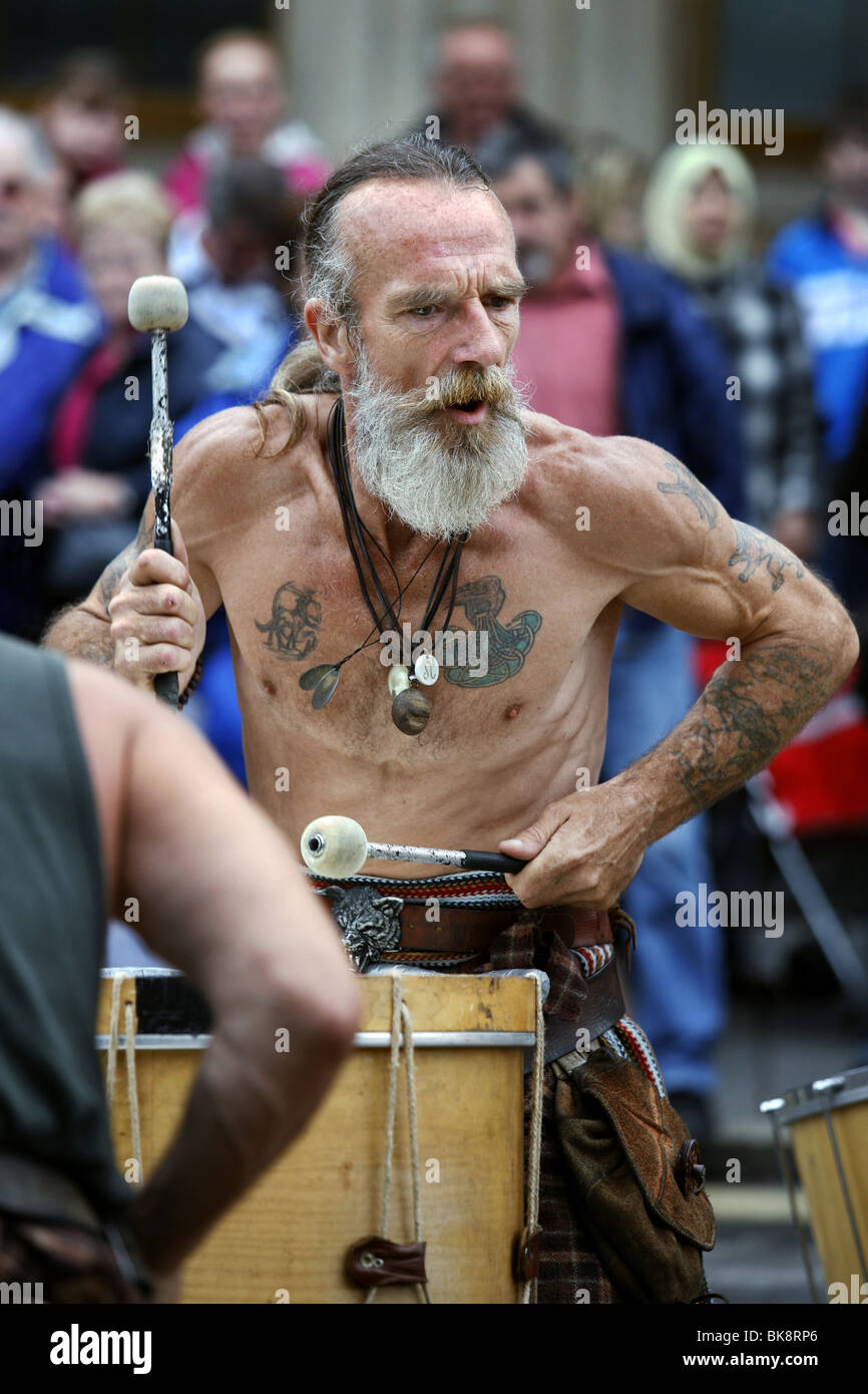 Tu-Bardh Stormcrow Wilson, Street Performer, gruppo tribale Clanadonia, Edimburgo, Scozia Foto Stock