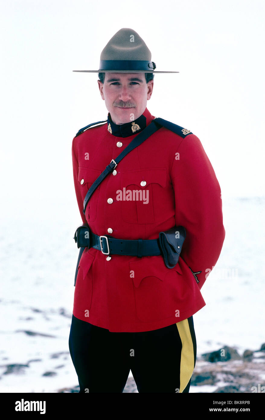Inverno ritratto di Michael Dotzko, Royal Canadian montato poliziotto, nel pieno uniforme, Iqaluit, Isola Baffin, Canada Foto Stock