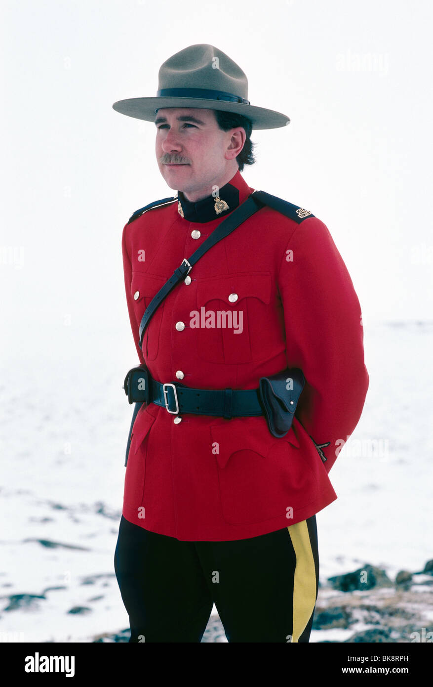 Inverno ritratto di Michael Dotzko, Royal Canadian montato poliziotto, nel pieno uniforme, Iqaluit, Isola Baffin, Canada Foto Stock