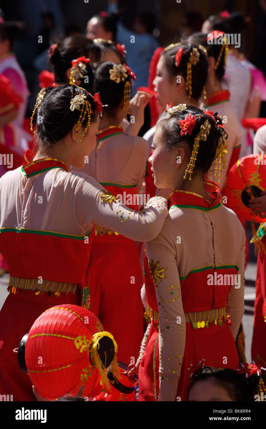 Stati Uniti, California, Los Angeles, downtown parade, vista posteriore delle donne in abbigliamento tradizionale giapponese Foto Stock