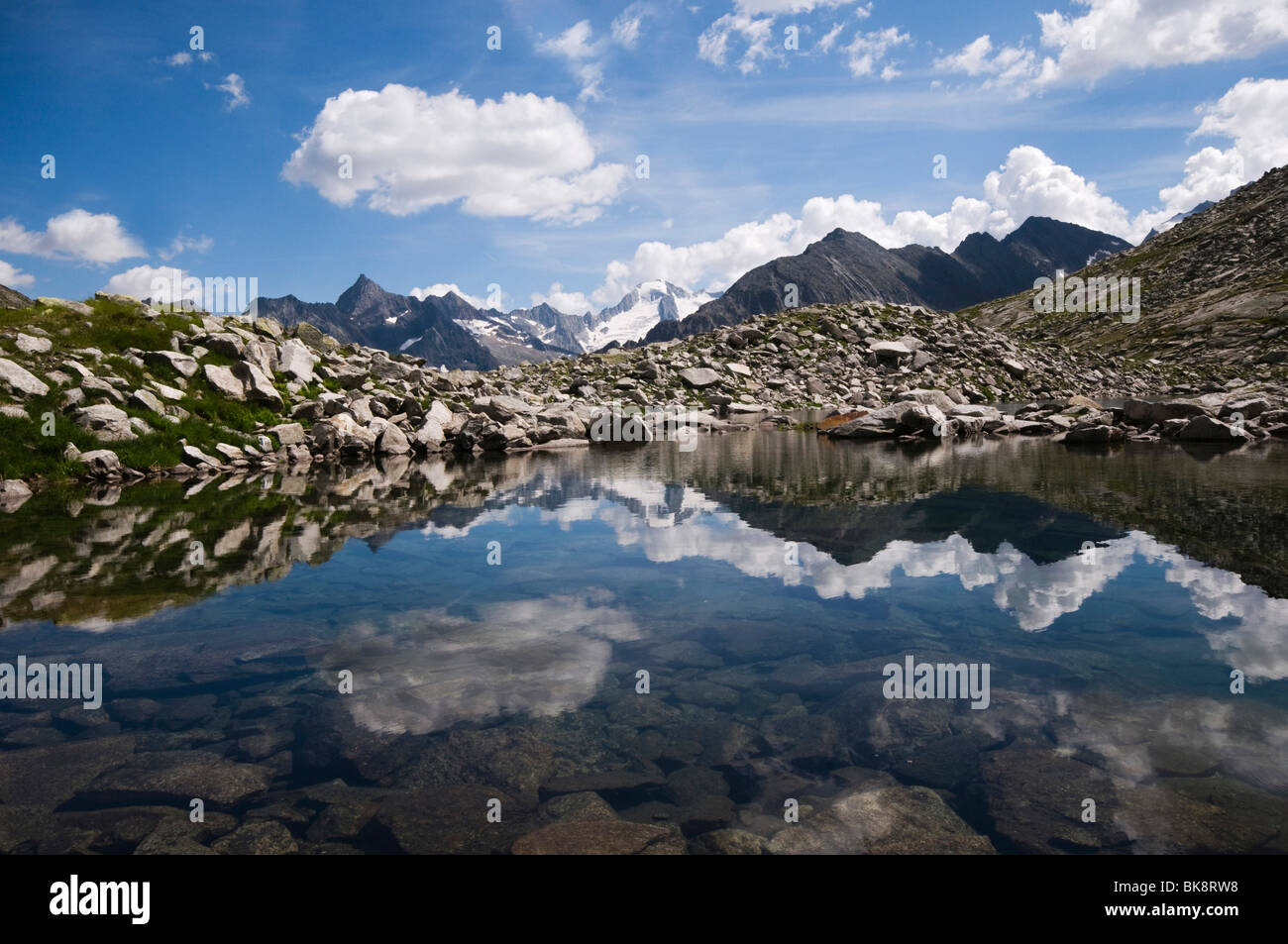 Vista da un piccolo lago di montagna sul Hauptkamm Aurine cresta principale nella natura della montagna parco Alpen Aurine, Tirolo, un Foto Stock