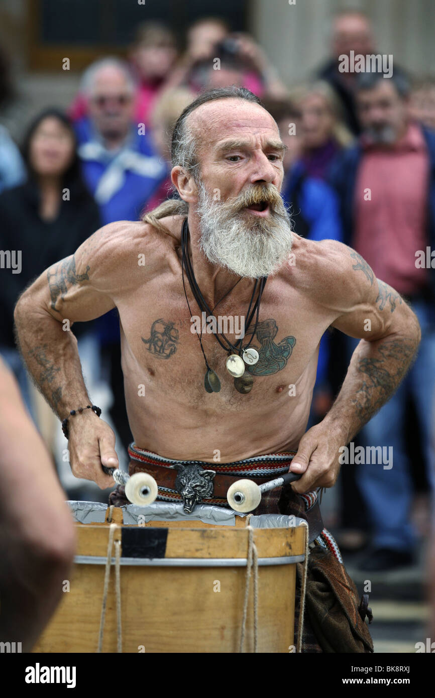 Tu-Bardh Stormcrow Wilson, Street Performer, gruppo tribale Clanadonia, Edimburgo, Scozia Foto Stock